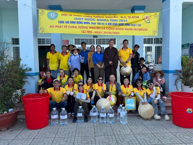 Hội từ thiện chùa Tường Nguyên tặng nước ngọt đến người dân vùng hạn mặn H.Gò Công Đông