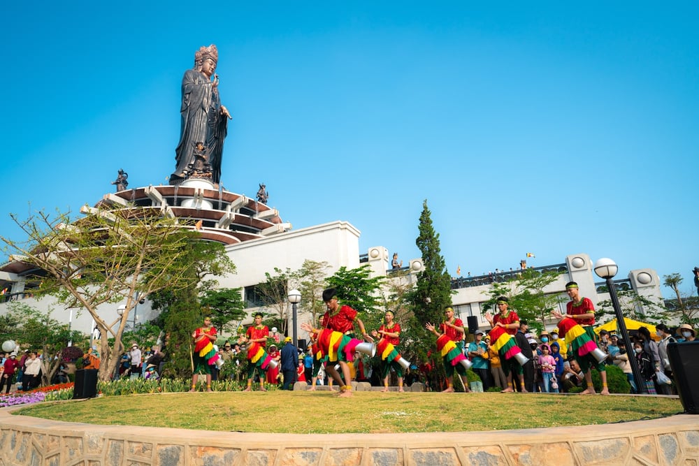 Điệu múa trống Chhay-dăm đặc trưng của người Khmer tại Tây Ninh. Ảnh: Sun World Ba Den Mountain