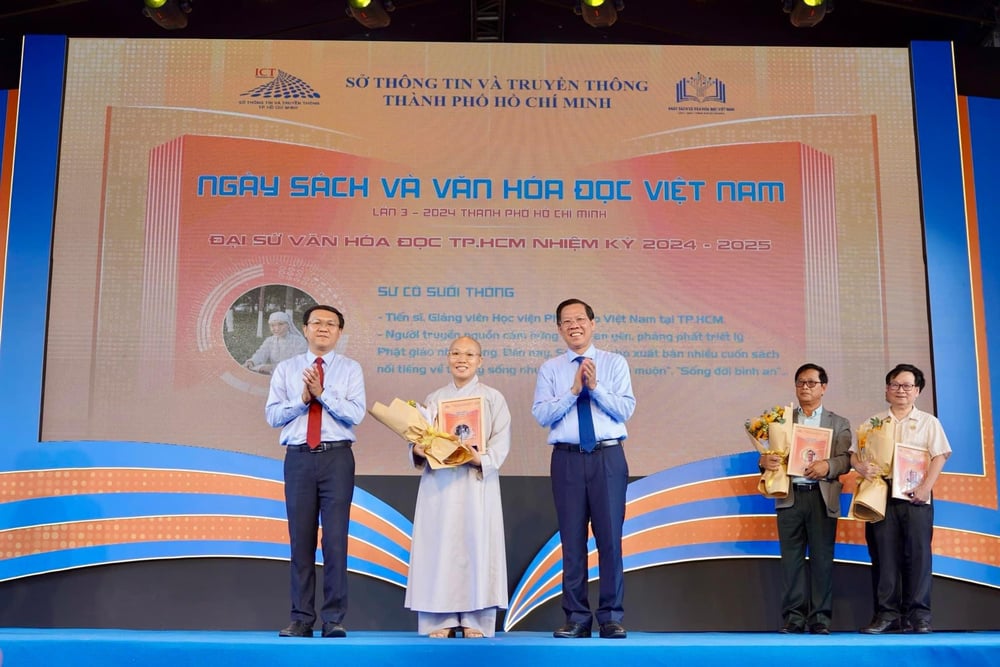 Ông Phan Văn Mãi, Chủ tịch UBND TP.HCM và ông Lâm Đình Thắng, Giám đốc Sở TT&TT TP trao hoa và kỷ niệm chương cùng chứng nhận Đại sứ Văn hóa đọc TP.HCM nhiềm kỳ 2024 - 2025 đến Sư cô Suối Thông
