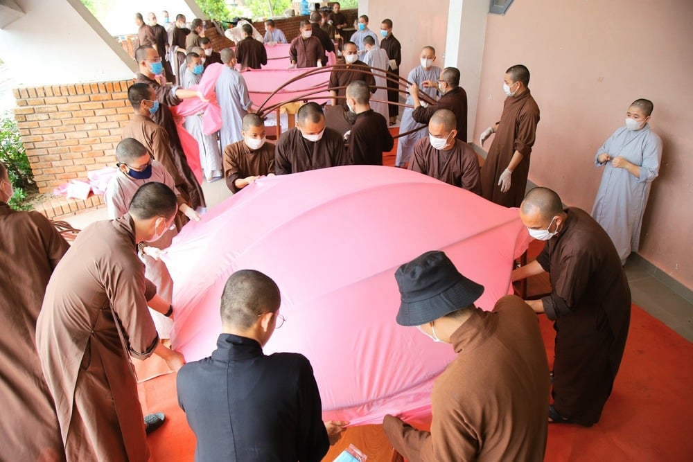 Tăng Ni sinh Học viện PGVN tại Huế dán các cánh sen chuẩn bị Phật đản PL.2568-DL.2024.