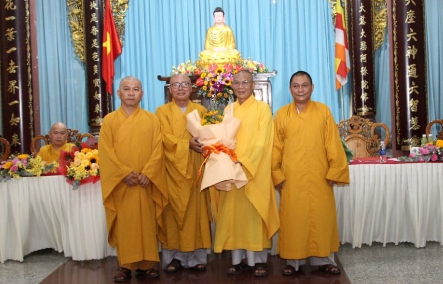 Ban Giám hiệu Trường Trung cấp Phật học tỉnh Bình Thuận trao hoa đến Thượng tọa tân Hiệu trưởng (thứ 2 từ phải qua)
