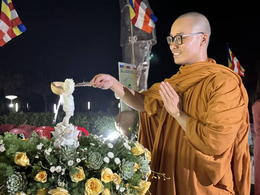Sư Minh Long thực hiện nghi thức tắm Phật