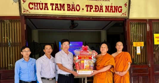 Đà Nẵng: Ban Tôn giáo thành phố thăm và chúc mừng Phật đản tại chùa Tam Bảo