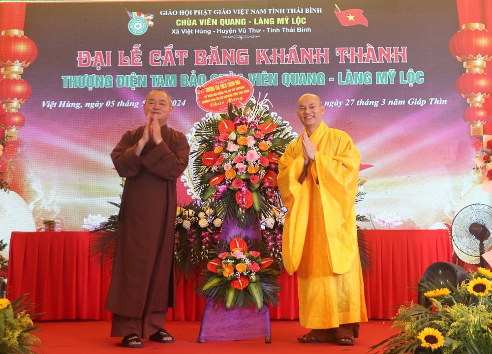 Thượng tọa Thích Thanh Hòa, Trưởng Ban Trị sự GHPGVN tỉnh Thái Bình tặng hoa chúc mừng Đại đức trụ trì Thích Thanh Quang