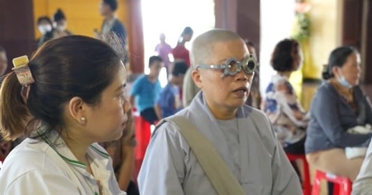 Tăng Ni, Phật tử hoan hỷ khám mắt miễn phí tại Việt Nam Quốc Tự