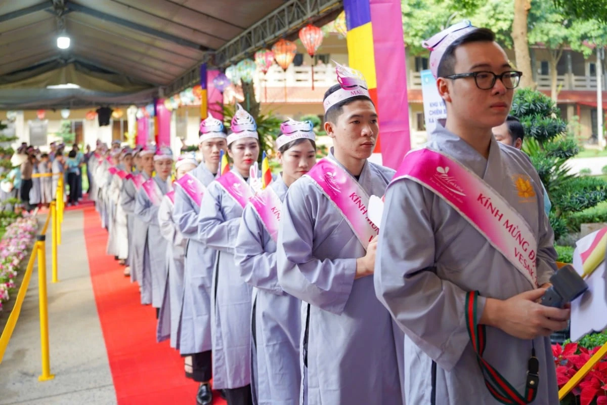 Hàng ngàn Phật tử đảnh lễ, chiêm bái Xá lợi Phật tại chùa Thanh Tâm - Phật Giáo Chư Sê Hàng ngàn Phật tử đảnh lễ, chiêm bái Xá lợi Phật tại chùa Thanh Tâm