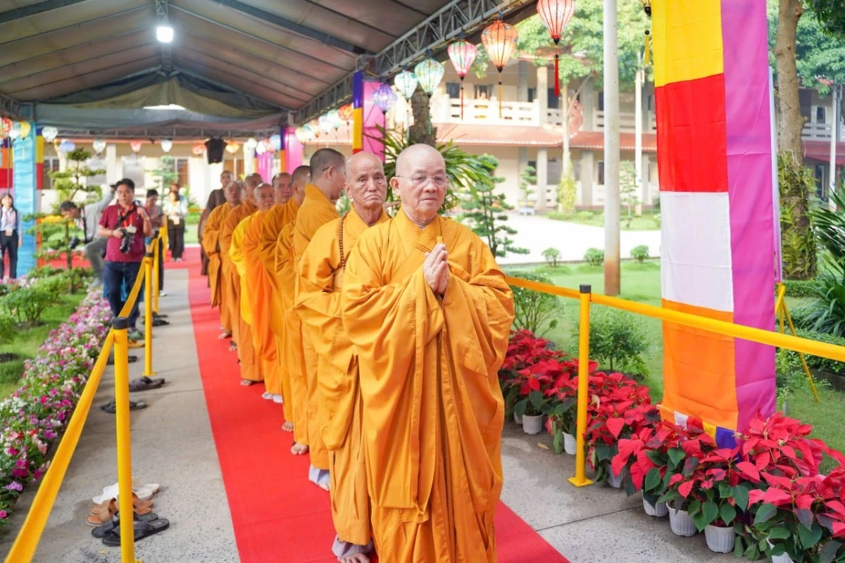 Hàng ngàn Phật tử đảnh lễ, chiêm bái Xá lợi Phật tại chùa Thanh Tâm - Phật Giáo Chư Sê Hàng ngàn Phật tử đảnh lễ, chiêm bái Xá lợi Phật tại chùa Thanh Tâm