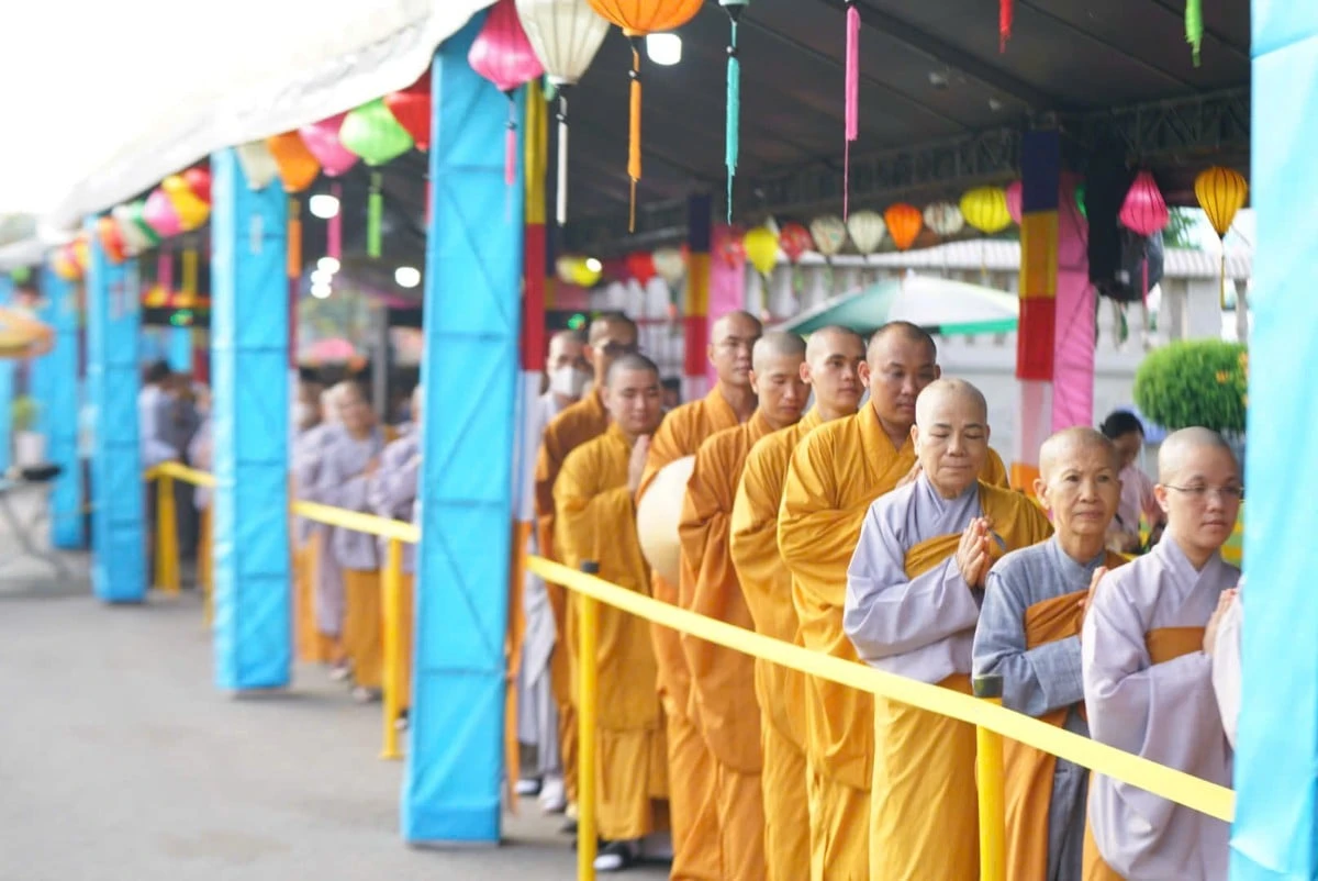 Hàng ngàn Phật tử đảnh lễ, chiêm bái Xá lợi Phật tại chùa Thanh Tâm - Phật Giáo Chư Sê Hàng ngàn Phật tử đảnh lễ, chiêm bái Xá lợi Phật tại chùa Thanh Tâm