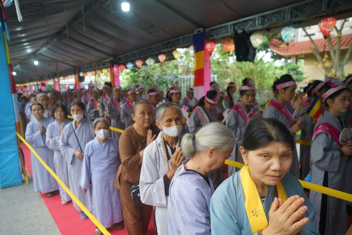 Hàng ngàn Phật tử đảnh lễ, chiêm bái Xá lợi Phật tại chùa Thanh Tâm - Phật Giáo Chư Sê Hàng ngàn Phật tử đảnh lễ, chiêm bái Xá lợi Phật tại chùa Thanh Tâm