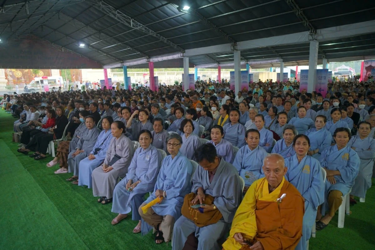 Hàng ngàn Phật tử đảnh lễ, chiêm bái Xá lợi Phật tại chùa Thanh Tâm - Phật Giáo Chư Sê Hàng ngàn Phật tử đảnh lễ, chiêm bái Xá lợi Phật tại chùa Thanh Tâm