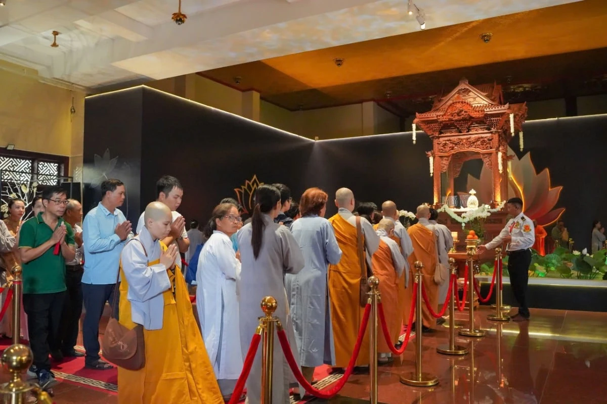 Hàng ngàn Phật tử đảnh lễ, chiêm bái Xá lợi Phật tại chùa Thanh Tâm - Phật Giáo Chư Sê Hàng ngàn Phật tử đảnh lễ, chiêm bái Xá lợi Phật tại chùa Thanh Tâm