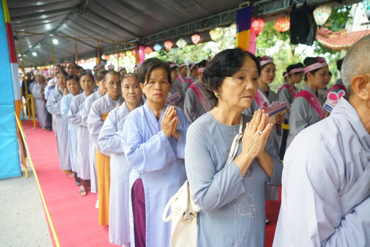 Hàng ngàn Phật tử đảnh lễ, chiêm bái Xá lợi Phật tại chùa Thanh Tâm - Phật Giáo Chư Sê Hàng ngàn Phật tử đảnh lễ, chiêm bái Xá lợi Phật tại chùa Thanh Tâm