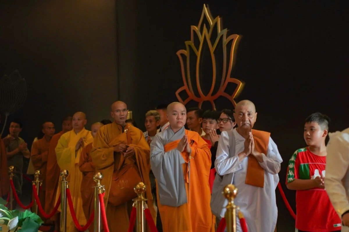 Hàng ngàn Phật tử đảnh lễ, chiêm bái Xá lợi Phật tại chùa Thanh Tâm - Phật Giáo Chư Sê Hàng ngàn Phật tử đảnh lễ, chiêm bái Xá lợi Phật tại chùa Thanh Tâm
